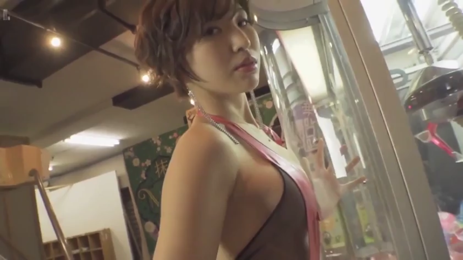 近景 · 冷艳 · 侧乳 · 侧身回头 · 扶玻璃 · 游戏厅 · 娃娃机 · 侧露装