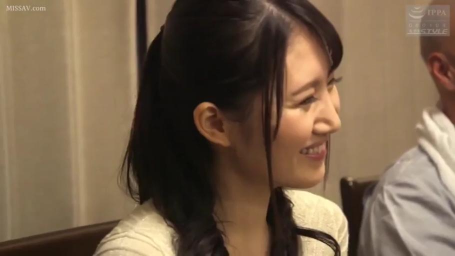 室内 · 会話 · 微笑 · 顔のクローズアップ · 长发 · 横座り · 白色针织衫