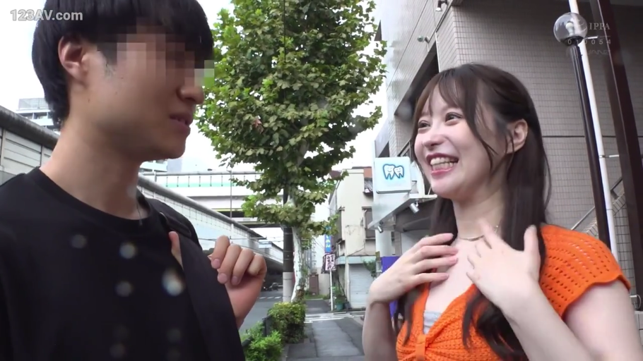 交谈 · 站立 · 中景 · 针织衫 · 背包 · 大笑 · 街头采访 · 街头