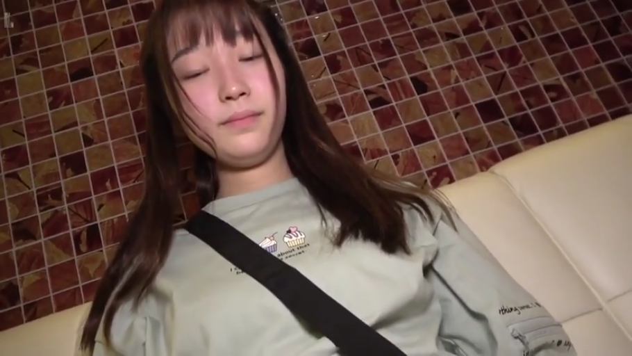 室内 · 坐姿 · 半身 · 浅色卫衣