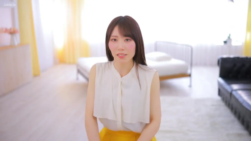 室内 · 微笑 · 半身 · 正坐 · 对视 · 长发 · 白色无袖衫