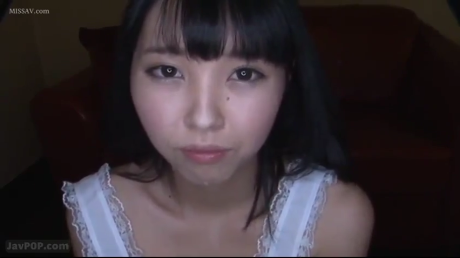 室内 · 座り姿勢 · 顔のクローズアップ · 白いレースのキャミソール · 凝視 · 平凡 · 长发