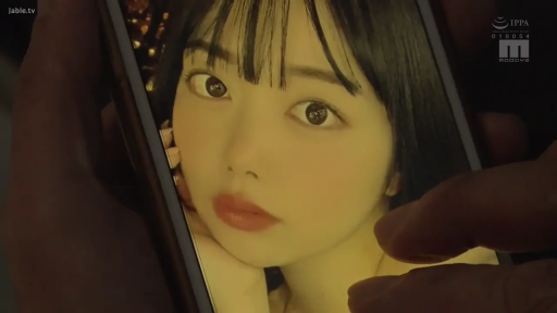 室内 · 脸部 · 特写 · 凝视 · 手机屏幕 · 露肩上衣 · 托腮 · 无辜