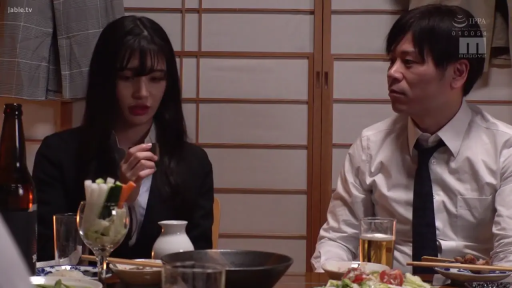 坐姿 · 交谈 · 严肃 · 中景 · 餐厅 · 职场 · 正装 · 酒具