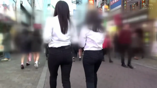 黑色紧身裤 · 户外街道