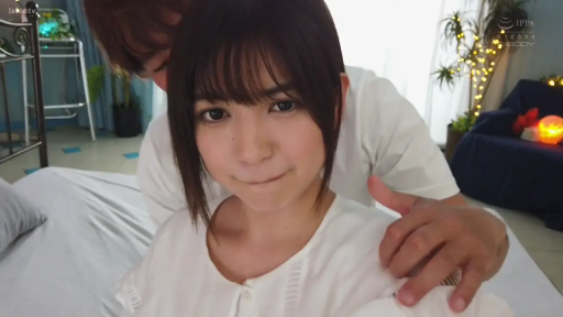 室内 · 脸部 · 卧室 · 微笑 · 白色上衣 · 亲热 · 依偎