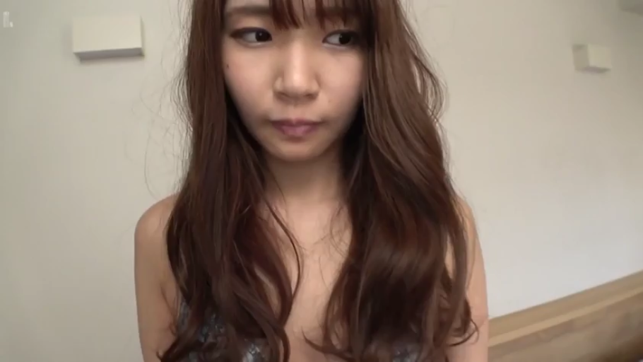 室内 · 恥ずかしがり屋 · 顔のクローズアップ · 注視 · 长发 · 吊帯シャツ · 正面姿势