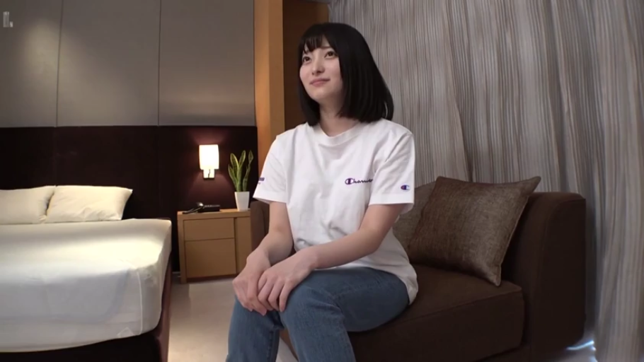 坐姿 · 全身 · 卧室 · 微笑 · 休闲服 · 休息