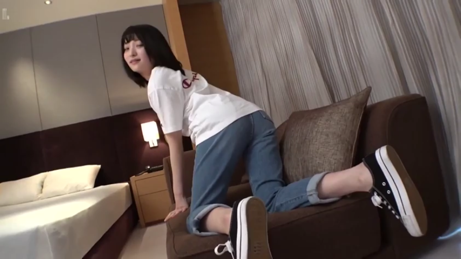 全身 · 卧室 · 帆布鞋 · 跪在沙发上