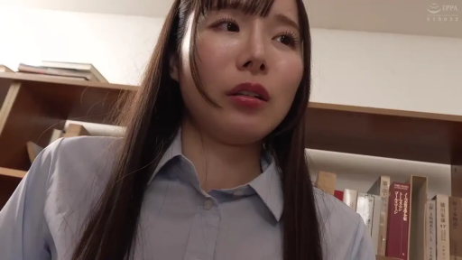 室内 · 座り姿勢 · 顔のクローズアップ · シャツ · 凝視 · 长发 · 书架 · 衝撃