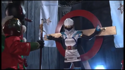 特摄 · 被绑 · 全景 · 白色英雄制服 · 红色圆环 · 受困 · 刑场 · 无（戴头盔）