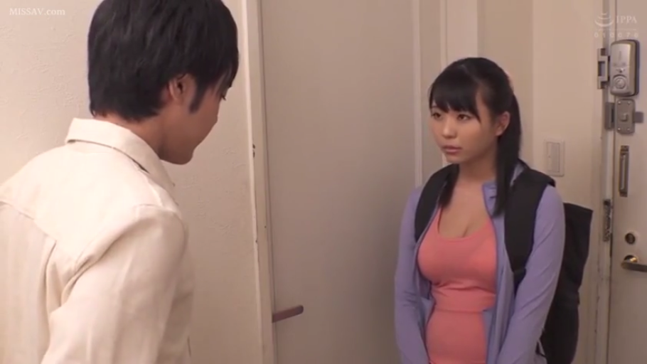 嚴肅 · 巨乳 · 中景 · 对话 · 面对面站立 · 背包 · 室内玄关 · 紧身背心