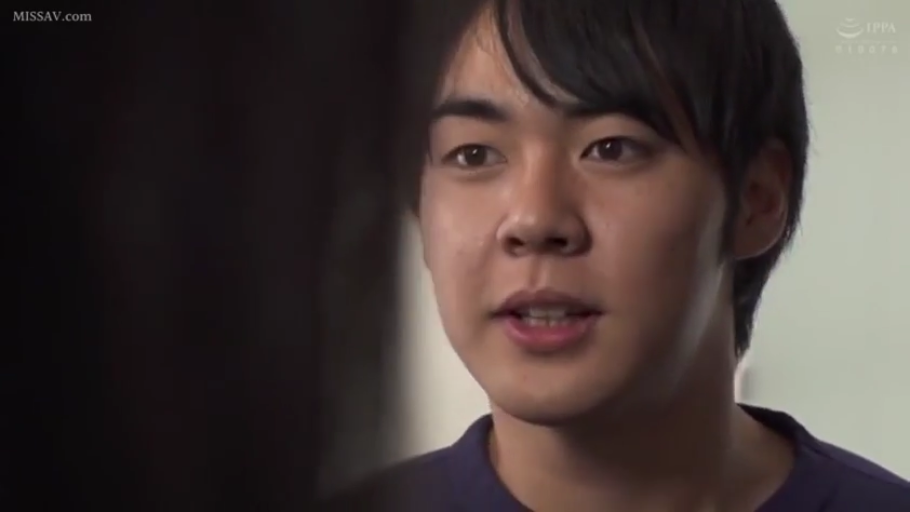 室内 · 会話 · 站立 · 顔のクローズアップ · 认真 · T恤 · アジア人男性