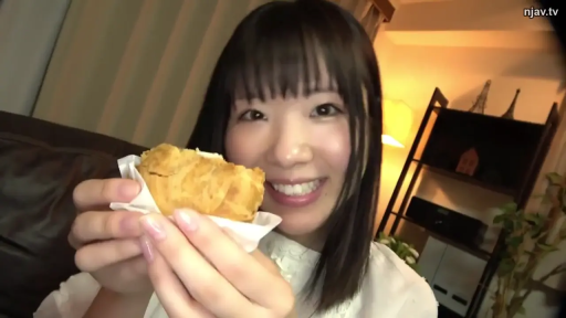 室内 · 座り姿勢 · 微笑 · 顔のクローズアップ · 白いレースの上衣 · 长发 · 手持食物 · 泡芙