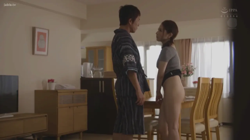 交谈 · 严肃 · 站立 · 餐厅 · 半裸 · 家具