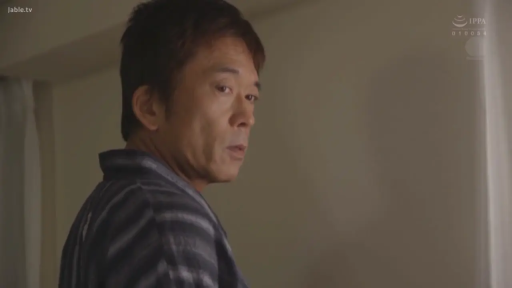 室内 · 严肃 · 脸部 · 站立 · 窗帘 · 男性 · 回头 · 条纹浴衣