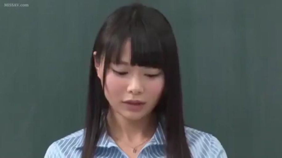 教室 · 站立 · 头部特写 · 蓝白条纹衬衫