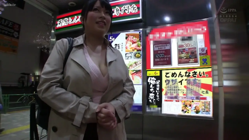 站姿 · 上半身 · 户外街道 · 低胸装