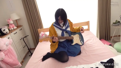 卧室 · 全景 · 自然 · 水手服 · 少女 · 盘坐 · 电吉他 · 弹奏