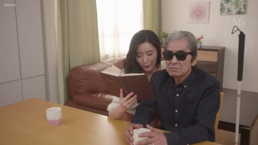 座り姿勢 · 顔 · 集中 · リビング · プロット · シャツ · 読む · 墨镜