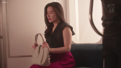 坐姿 · 忧郁 · 半身 · 职业装 · 手提包 · 熟女 · 车厢 · 拿包