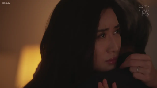 室内 · 憂鬱 · 顔 · 抱擁 · 薄暗 · 深色上衣 · 指輪 · 依偎