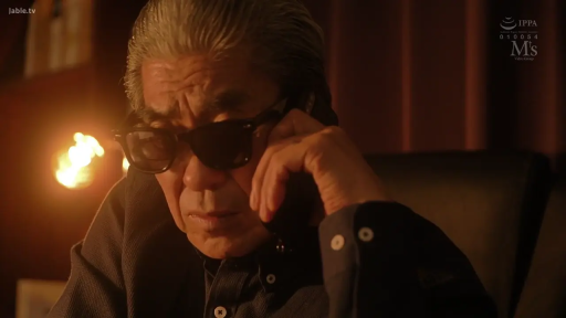 室內 · 坐姿 · 嚴肅 · 襯衫 · 特寫 · 通话 · 熟男 · 墨镜