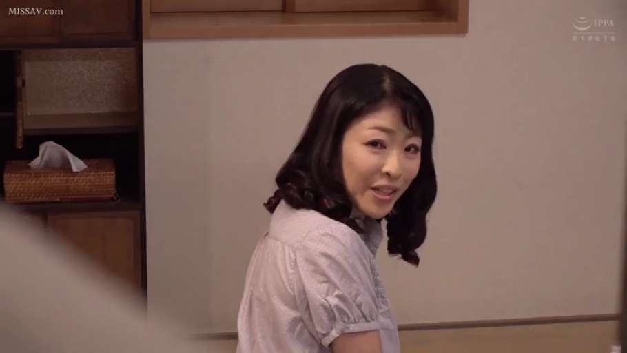 脸部特写 · 居家室内 · 浅色短袖上衣