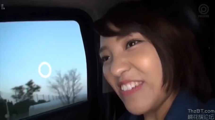 校服 · 卧室 · 站立 · 全景 · 圆桌 · 俯拍视角 · 走动