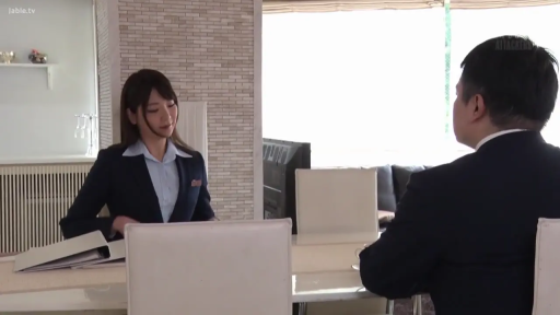 室内 · 坐姿 · 交谈 · 中景 · 自然 · 职业装 · 文件夹 · 职场