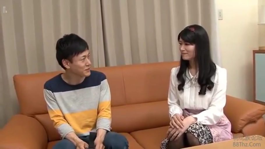 Sitting Posture · Conversation · Floral dress · Sofa · Smile · Living room · Plot