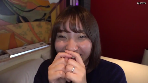 坐姿 · 单人 · 胸部特写 · 诱惑 · 厨房 · 粉色上衣 · 撩衣