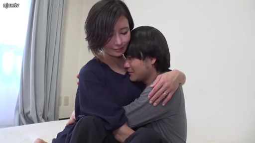 卧室 · 拥抱 · 深色上衣