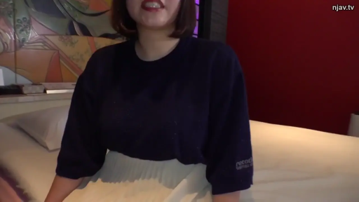 坐姿 · 交谈 · 枕头 · 中景 · 微笑 · 室内卧室 · 白色百褶裙 · 短发女性