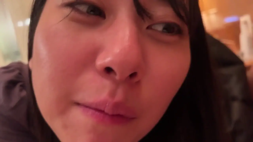 室内 · 微笑 · 面部特写 · 注视 · 便服 · 微侧 · 颜值特写