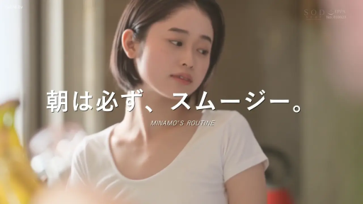 室内 · 面部 · 站立 · 平静 · 短发 · 白色T恤 · 侧望 · 文字字幕