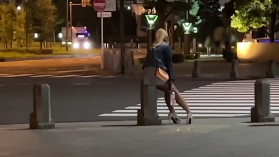 室内 · 严肃 · 角色扮演 · 站立 · 否 · 摆姿势 · 警服 · 对讲机