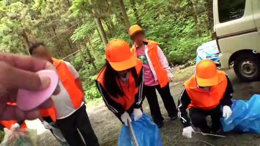 专注 · 弯腰 · 远景 · 野外 · 垃圾袋 · 道具 · 劳动 · 志愿者服