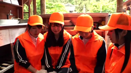 坐姿 · 严肃 · 半身 · 多人 · 聚集 · 橙色制服 · 户外工作间 · 橙色帽子