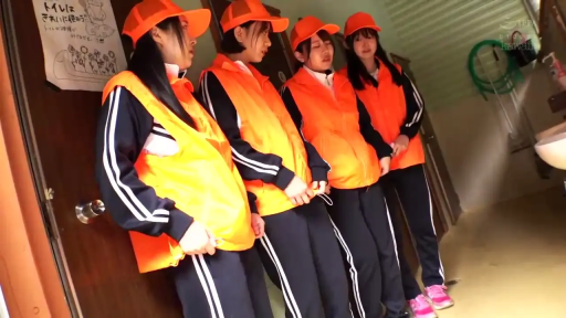 卫生间 · 中景 · 痛苦 · 多人 · 门 · 等待 · 黑色运动衫 · 侧站