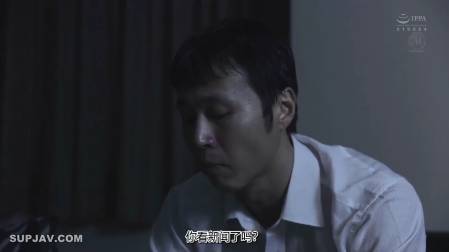 室內 · 坐姿 · 交谈 · 白色襯衫 · 面部特寫 · 男性 · 低落