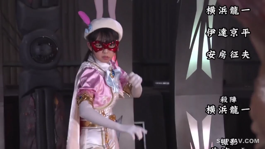 严肃 · 中景 · 室内影棚 · 对峙 · 战斗姿势 · 魔法少女服