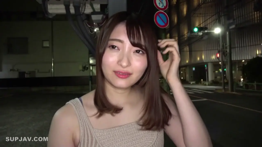 面部 · Stand · Smile · Knitted Vest · Night view · 撩发 · 室外街头 · 信号灯