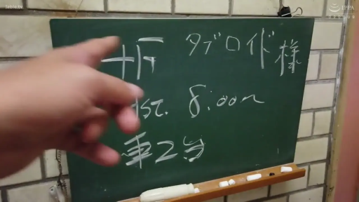 站立 · 走廊 · 行走 · 条纹衫 · 黑板 · 校园 · 背面