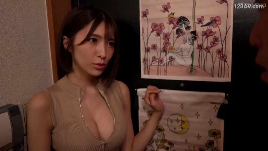 室内 · 展示 · 臀部特写 · 跪趴姿 · 粉色蕾丝内裤 · 避孕套 · 后视图