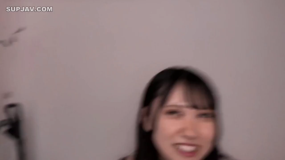 室内 · 特写 · 笑容 · 正面 · 移动 · 动态模糊 · 上衣