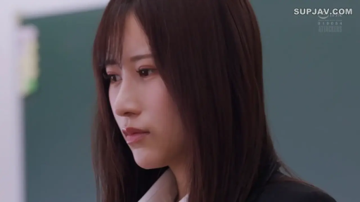 忧郁 · 教室 · 脸部特写 · 站立 · 凝视 · 侧脸 · 西装制服