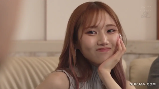 室内 · 顔部のクローズアップ · 微笑 · 对视 · 长发 · 托腮 · ノースリーブニットセーター