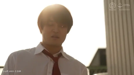 真剣 · 站立 · ネクタイ · 屋外 · 男性 · 頭を下げて見つめる · 面部中景