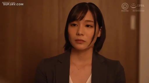 室内 · 座り姿勢 · 真剣 · ネックレス · 顔のクローズアップ · 灰色西装 · 凝視 · ショートヘア